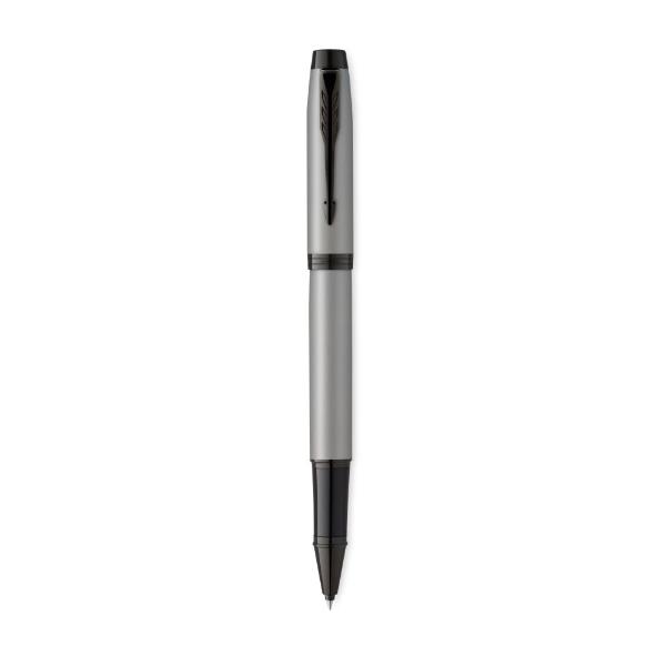 Immagine una roller di alta qualità in acciaio, con un'apparenza a cromatura non lucidata per minimizzare le rifrazioni. La versione Achromatic Grey Edition di Parker presenta un design elegante e funzionale, ideale per applicazioni richiedenti precisione e durata. Questa roller è stata progettata per offrire un ottimo rendimento e una lunga vita utile. 3026981277511 | initpc.it