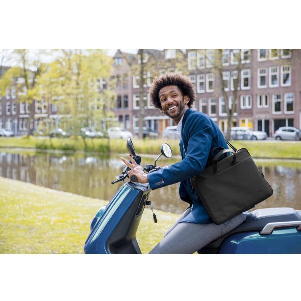 Immagine di una borsa in pelle sintetica nera, tagliata a mano e con un design classico. È realizzata per essere eco-compatibile e adatta a notebooks da 16 pollici. La marca è Trust e il modello specifico della borsa è BOLOGNA LAPTOP BAG 16' ECO BLACK. 8713439244472 | initpc.it