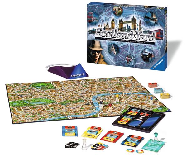 Immagine di un mazzo di carte da gioco per Scotland Yard, con personaggi e veicoli colorati su uno sfondo grigio scuro. La marca Ravensburger è visibile in alto a destra. 4005556266487 | initpc.it