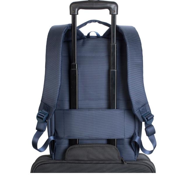 Zaino per notebook da 15,6 pollici con design blu scuro e logo Rivacase, ideale per trasportare il tuo dispositivo in sicurezza. 4260403571682 | initpc.it