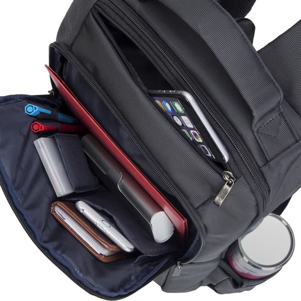 Zaino per notebook da 15,6 pollici in pelle nera di alta qualità della marca Rivacase, adatto per portare il tuo computer e altri oggetti personali in sicurezza. 4260403571675 | initpc.it