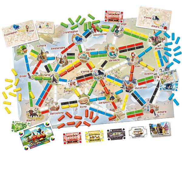 Immagine del gioco di carte e strategia Ticket to Ride: Primo Viaggio, creato da Alan R. Moon e pubblicato dalla casa editrice francese Asmodee, rappresentante la versione entry-level della popolare serie di giochi di carta. La scena mostra un tratto di binario che si snoda attraverso un paesaggio naturale con le cartelle dei treni in evidenza. 0824968206270 | initpc.it