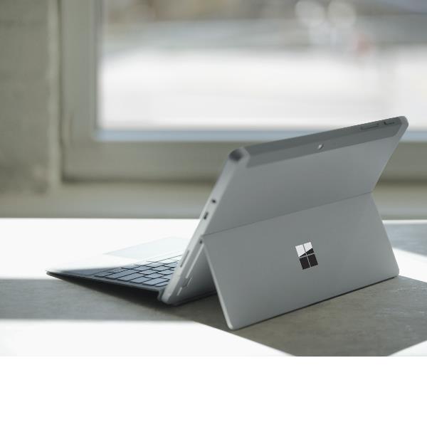 Immagine del dispositivo SRFC GO3 di marca Microsoft, specifiche tecnologiche comprese la CPU I3, memoria interna 8GB e connessione LTE, con design piatto e compatibilità per il marchio W11. 0889842820843 | initpc.it