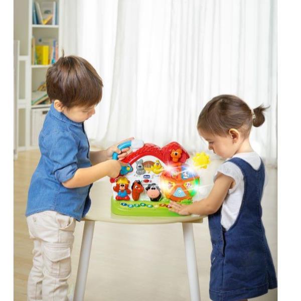 Scena di interno di un bambino che gioca con la Nuova Fattoria Parlatrice Chicco, un giocattolo interattivo con personaggi animati e suoni divertenti. 8058664097487 | initpc.it