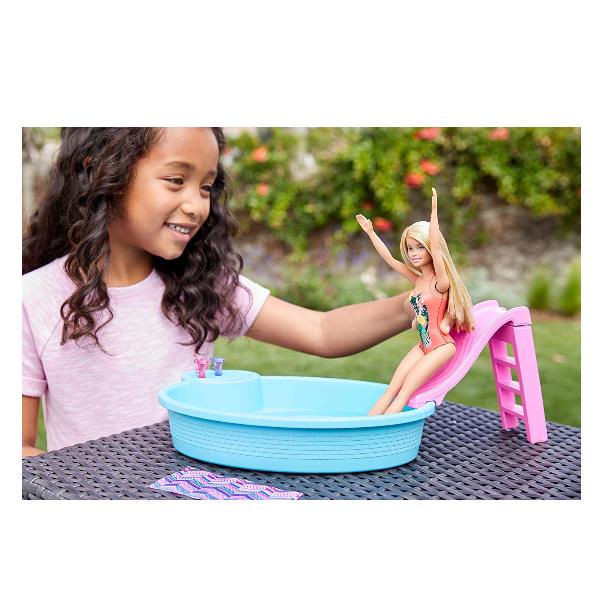 Piscina per bambole Barbie con personaggio compreso, ideale per divertimento e imitazione degli adulti, marca Mattel 0887961796841 | initpc.it