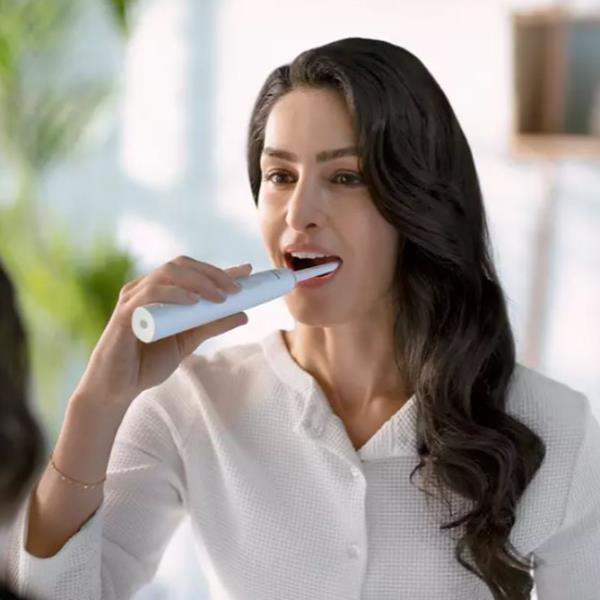 Spazzolino da denti serie 2000 in bianco della marca Philips, prodotto per la cura e l'igiene orale. 8710103985501 | initpc.it