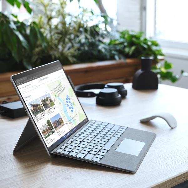 Immagine del prodotto SRFC PRO9 SQ3/8/128 W11 PLATINO di marca Microsoft, caratterizzato da specifiche tecnologiche avanzate e una confezione in plastica trasparente. 0196388014934 | initpc.it