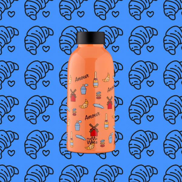 Immagine di una borraccia termica con design elegante e moderno, con la scritta 'Mama Wata' impressa in evidenza; contiene 470ml di acqua calda o fredda. 8051513928758 | initpc.it