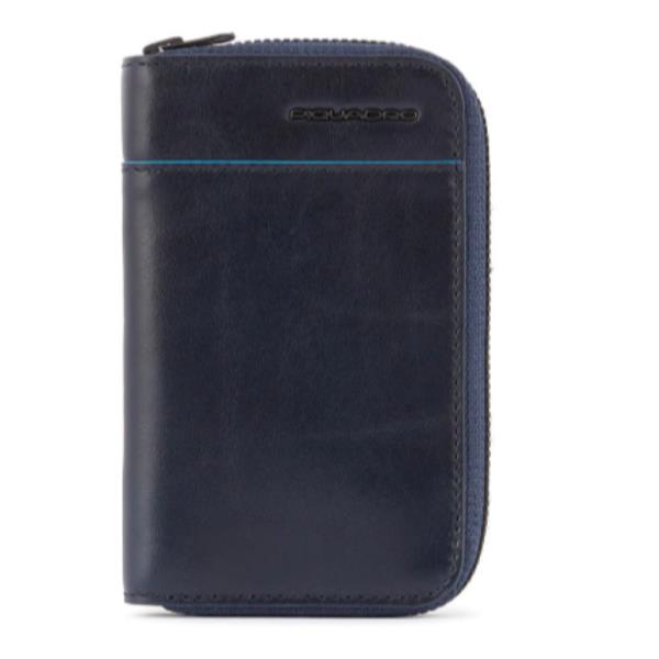 Portafoglio in pelle di alta qualità del marchio Piquadro, modello B2V. Colore blu scuro con inserti in metallo satinato che conferiscono un tocco di eleganza e sofisticatezza al prodotto. La chiusura è sicura e resistente grazie alla fitta rete di cuciture. 8024671599672 | initpc.it