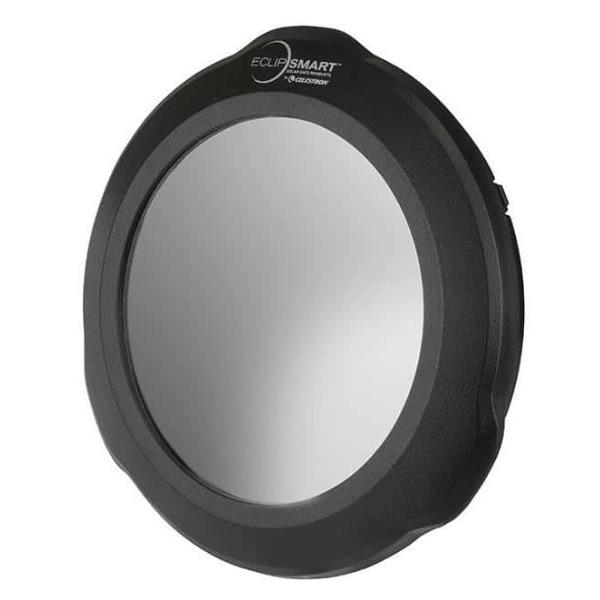 Immagine di un filtro solare Celestron EclipseSmart C6, utilizzato per osservare l'eclissi del sole con uno strumento da telescopio o binocolo. Il filtro è marchio Celestron e modello C6. 0050234942430 | initpc.it