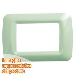 Placca elettrica a 4 posizioni verde, marca Gewiss, utilizzata per il collegamento e la protezione dei circuiti elettrici in un ambiente di lavorazione. 8011564076815 | initpc.it