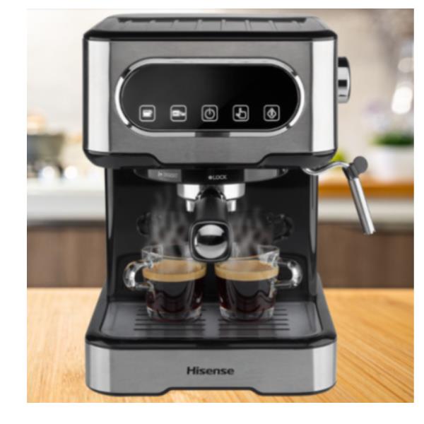 Immagine di un caffè espresso in una tazza, con schiuma cremosa e un aroma intenso. In primo piano, il dispositivo per preparare il caffè a pressione da 15 bar, prodotto della marca Hisense, capace di preparare fino a 1,5 litri di caffè per volta. 3838782606649 | initpc.it