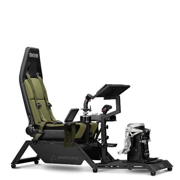 Simulatore di volo militare Boeing, realizzato da Next Level Racing, per una esperienza di volo realisticamente fedele. 0850041503349 | initpc.it