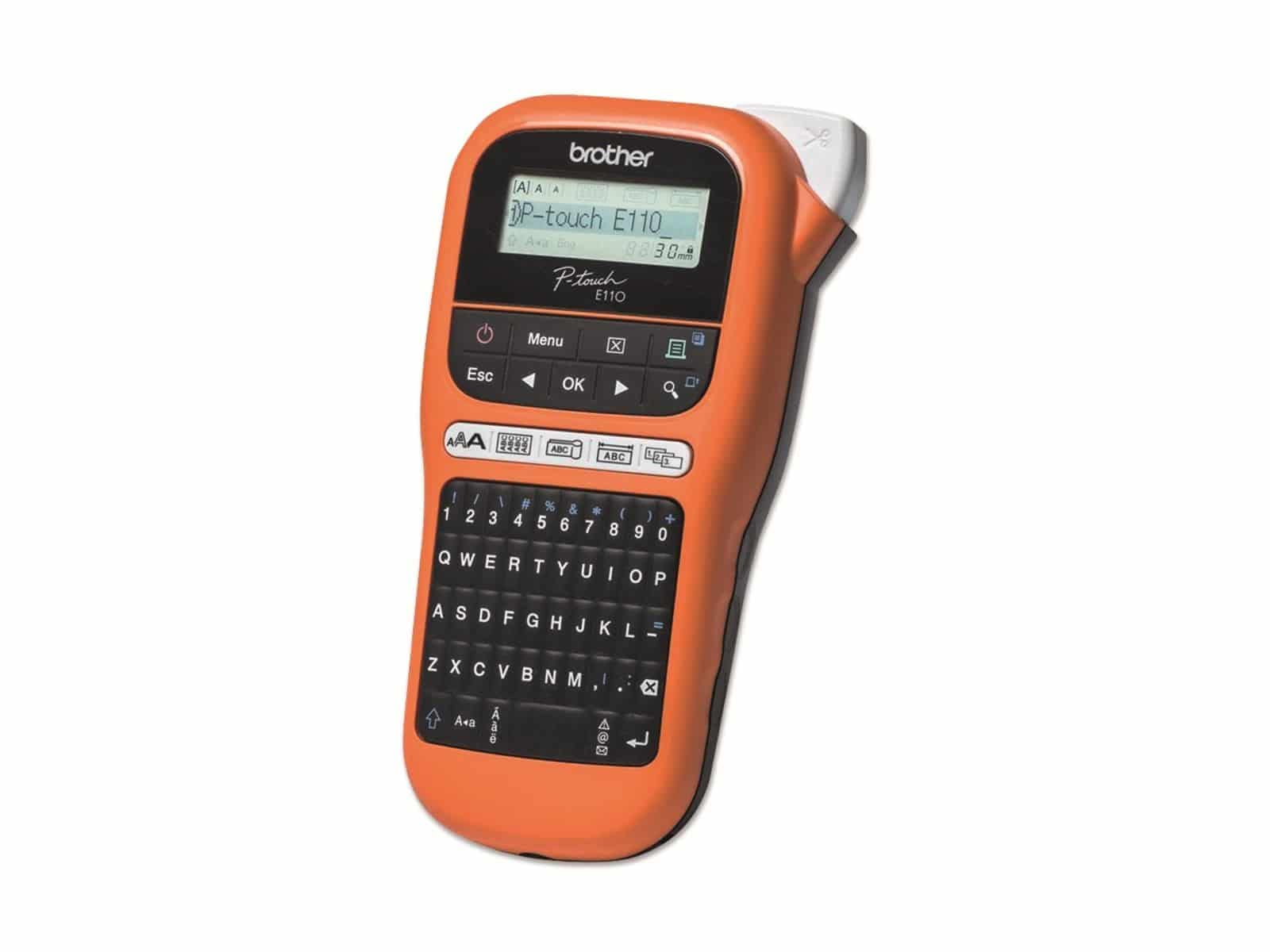 Etichettatrice Palmare PTE110 di Brother, ideale per il settore elettrico, con codici a barre e numeri da 8mm fino a 24mm 4977766774796 | initpc.it